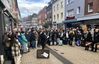 Junge Menschen klären beim „Koffermarsch“ durch die Altstadt auch über die Verbrechen der Dorstener Nazis auf.